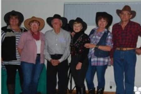 Enkele â€œWestern & Countryâ€ geklede klublede en gaste tydens die Birkenhead Boothengelklub se onlangse funksie